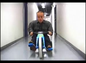 Лилипут с дружком ебут близняшек в попки